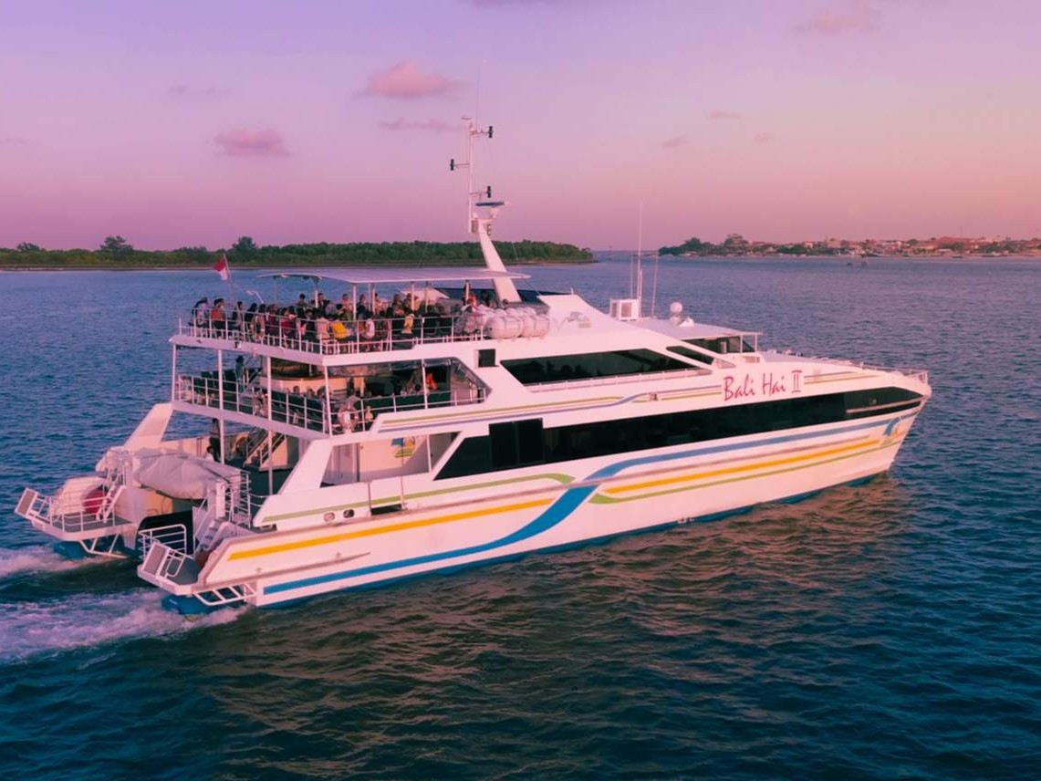 Bali blue Sunset Carnival: a Yacht Party with DJ, Dancers & Transfers at Pattaya